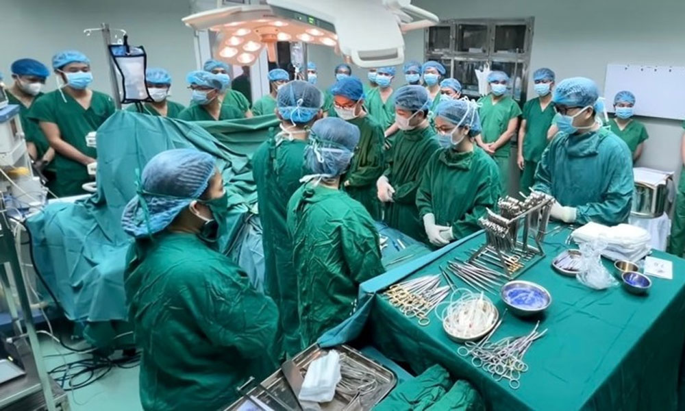 Vietnamese doctors successfully perform first heart-liver transplant